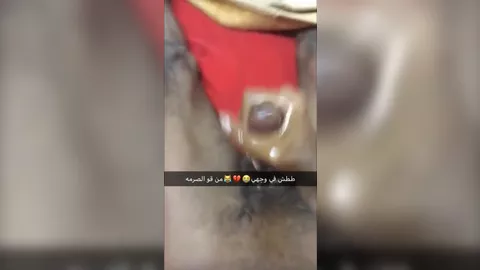 Riesiger Cumshot — Araber bespritzt seine Brust