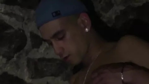 Jeune rebeu se fait doser dans les caves