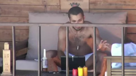 Jess filmt den Nachbarn beim Wichsen auf dem Balkon