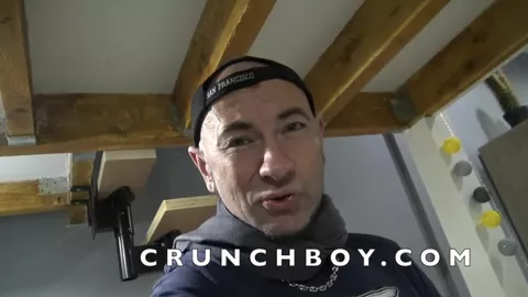 Barbudo sumiso bajo un dom árabe