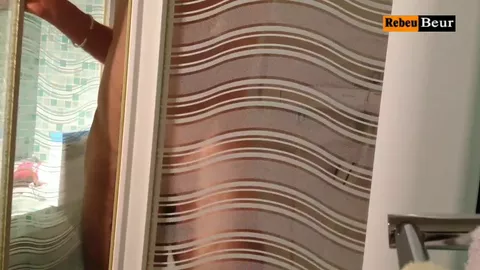 Arabo delle cité sotto la doccia