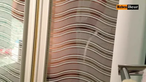 Arabo delle cité sotto la doccia