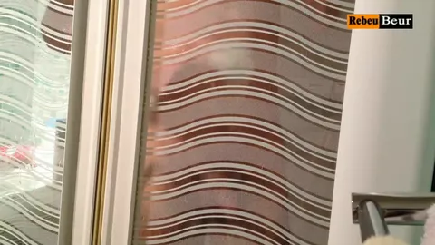 Rebeu des cités sous la douche