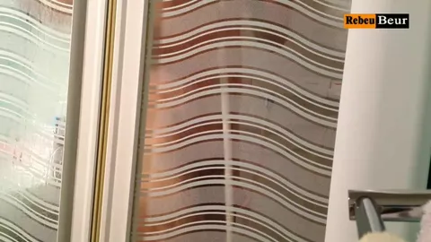 Arabo delle cité sotto la doccia