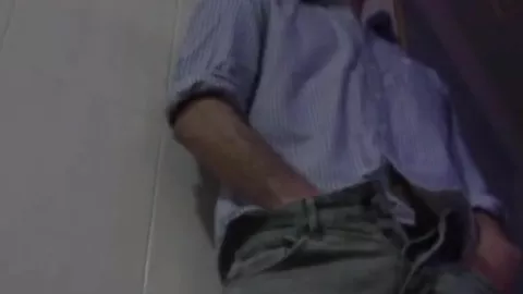 Jeune beur suce dans les chiottes