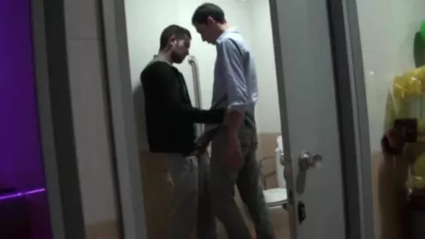 Junger Beur bläst auf der Toilette