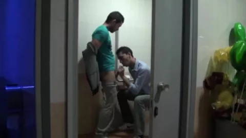 Beur novinho chupa no banheiro