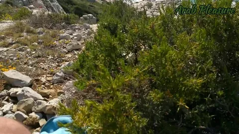 Arabe se masturbe sur une plage naturiste