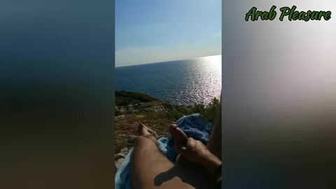 Arabo si sega su una spiaggia nudista