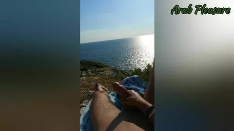 Árabe se pajea en una playa nudista