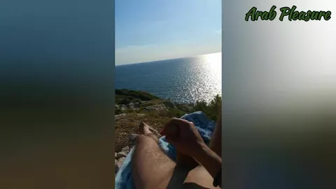 Árabe se pajea en una playa nudista