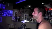 Rebeu scopato da un peloso in un bar notturno