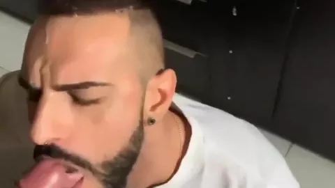 Rebeu leva gozada na boca