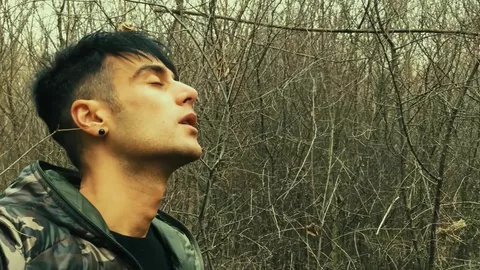 Rebeu se masturbe en extérieur