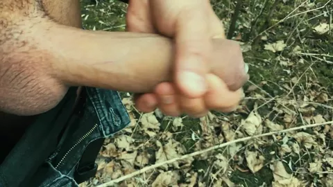 Rebeu bate punheta ao ar livre