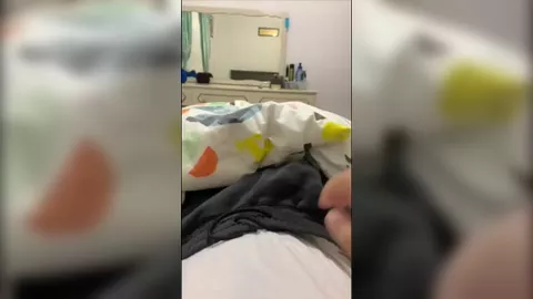 Árabe de 19 anos bate punheta e goza