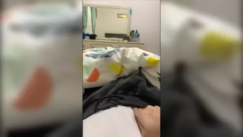 Árabe de 19 años se pajea y se corre