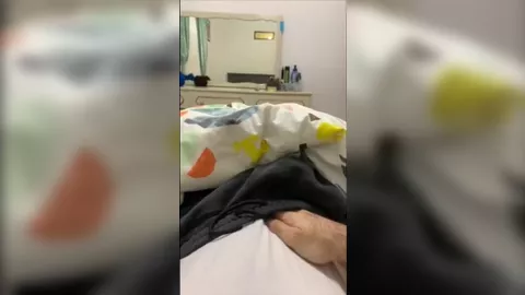 Arabe de 19 ans se branle et éjacule