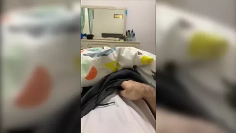 Arabe de 19 ans se branle et éjacule