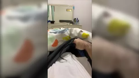 Árabe de 19 años se pajea y se corre