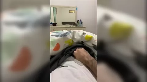 Árabe de 19 anos bate punheta e goza