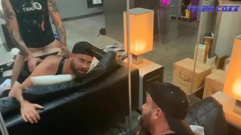 Tyler & Chris doseiam o cu do Mike