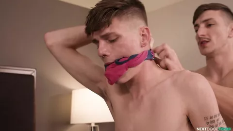 Un démonte-pneu dans le fion