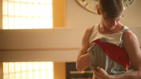 Ragazzo nerd che si sega