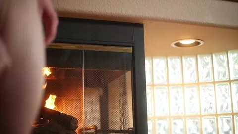 Ragazzo nerd che si sega