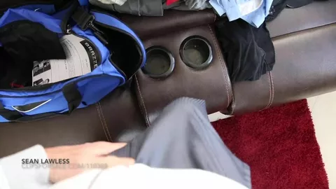 Sean Lawless tira o pau e se masturba no prédio