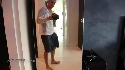 Sean Lawless tira fuori il cazzo e si masturba nel palazzo