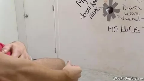 Role interracial nos gloryholes