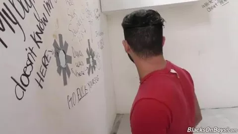 Role interracial nos gloryholes