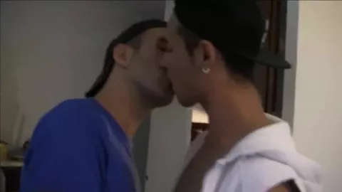 Giovane skater mi lecca i piedi e lo sfondo