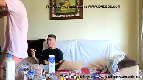 Il prank son pote avec du Viagra : Erection incontrôlée !!!