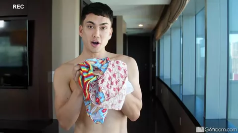 Coinquilino asiatico beccato sotto la doccia — Trevor Laster & Marcus Tresor