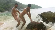 Pietro Siren passif sur une plage pour Paulo Saint