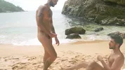 Pietro Siren passif sur une plage pour Paulo Saint