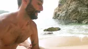 Pietro Siren passif sur une plage pour Paulo Saint