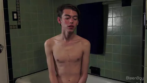 Austin Lovett, 18 ans, branle dans son bain