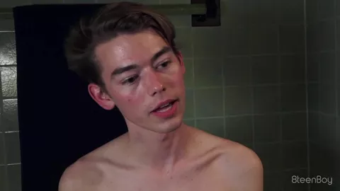 Austin Lovett, 18 ans, branle dans son bain