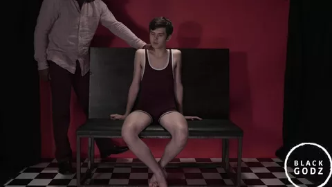 Devot zu einem gut bestückten Black Stud