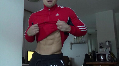 Manzo pompato mostra muscoli e cazzo