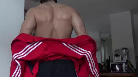 Beau gosse baraqué exhibe ses muscles et sa bite