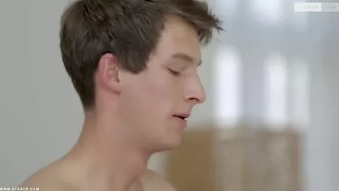 Le nouveau garçon avec un piercing au sexe reçoit un accueil chaleureux de la part de son pote.