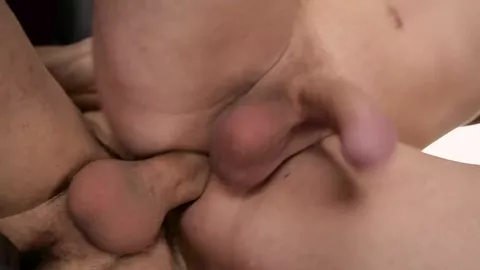 Grosse bite rend ce teen avec un trou béant