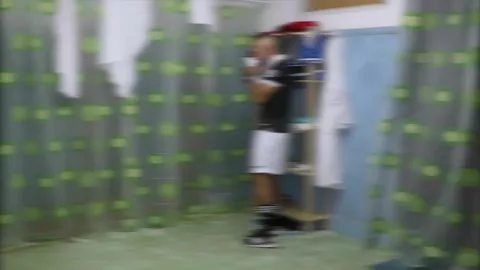 Il branle de force deux jeunes soumis