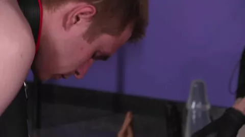 Jeune soumis de force