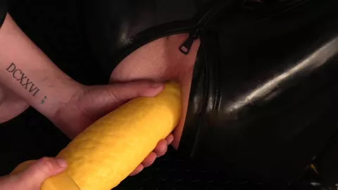 Rubber Toy — Escena 1