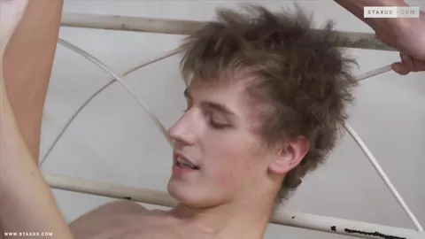 Futbolista taladrado a pelo y leche en la cara — Jerome Culkin & Nick Fox